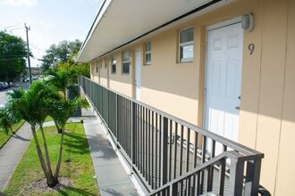 Airport Square in Hialeah, FL - Building Photo - Building Photo