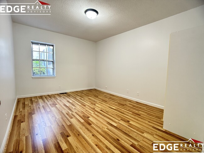 100 Lake Shore Rd, Unit 4 in Boston, MA - Building Photo - Building Photo