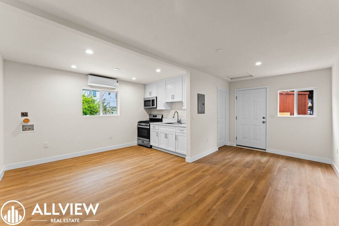 1439 Locust Ave in Long Beach, CA - Building Photo
