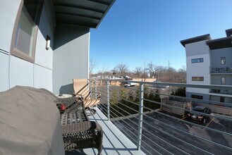 717 Rogers St, Unit 3C in Downers Grove, IL - Building Photo - Building Photo