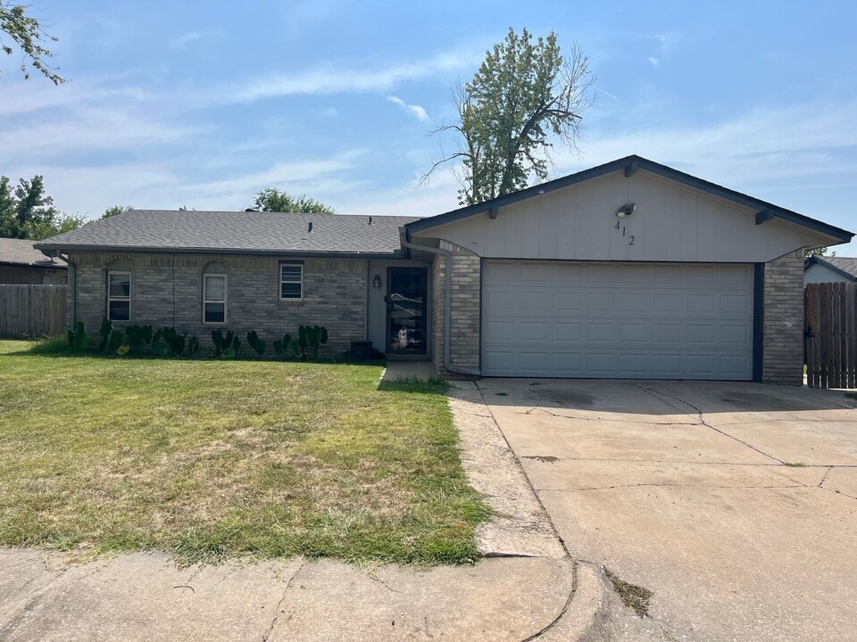 412 Teakwood Ave in Yukon, OK - Building Photo