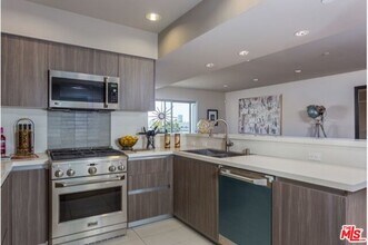 111 S Kings Rd-Unit -ph6 in Los Angeles, CA - Building Photo - Building Photo