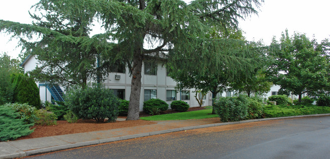 Englewood East Apartments in Salem, OR - Foto de edificio - Building Photo