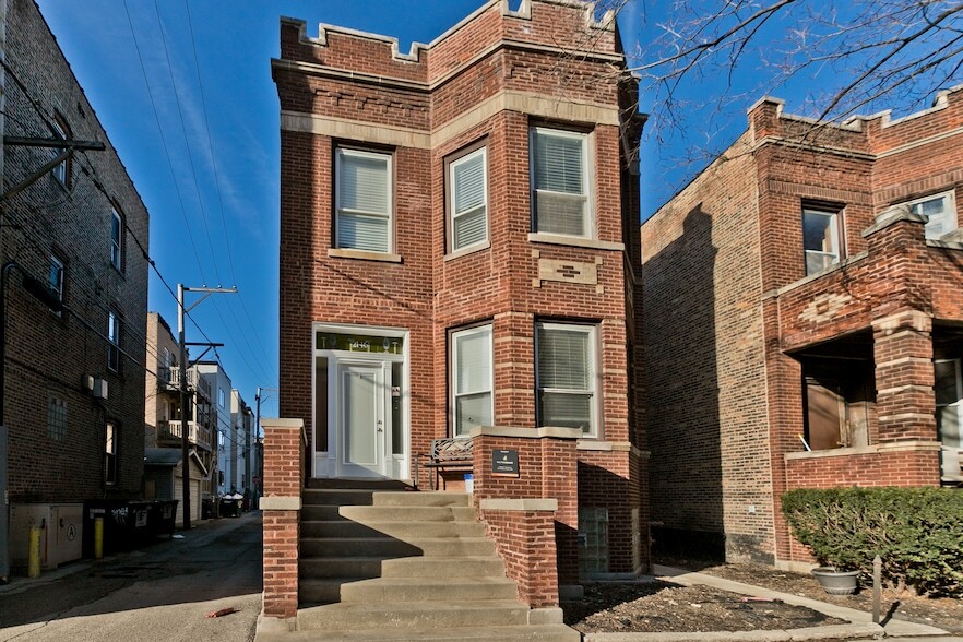 2146 W Iowa St, Unit 1R in Chicago, IL - Building Photo