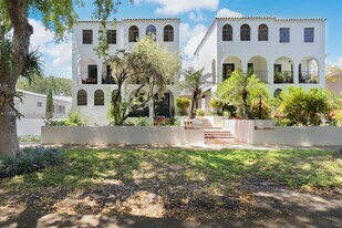 437 Santander Ave, Unit D in Coral Gables, FL - Building Photo