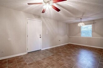 1329 Windsor St in Huntsville, TX - Building Photo - Building Photo