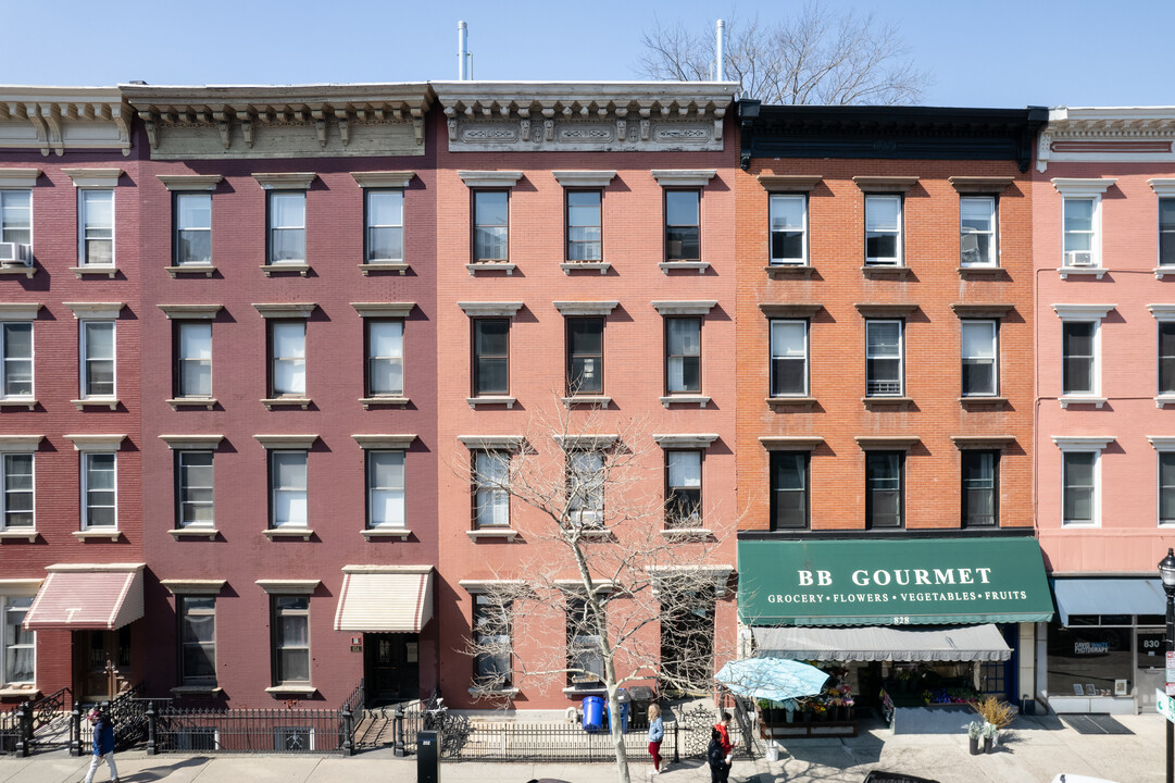 826 WASHINGTON St in Hoboken, NJ - Building Photo