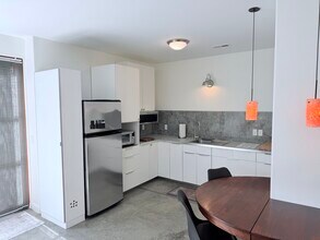 100 Nevada Ave, Unit Studio 3 in Asheville, NC - Foto de edificio - Building Photo