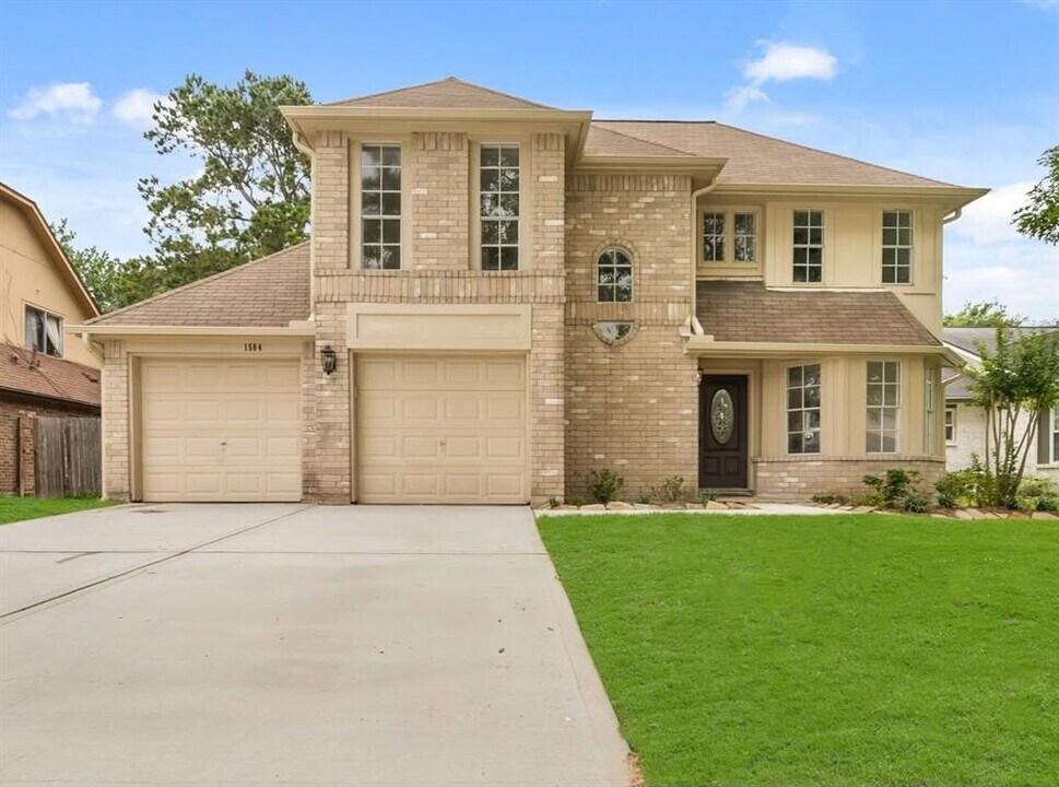 1504 Regency Ct in Friendswood, TX - Foto de edificio