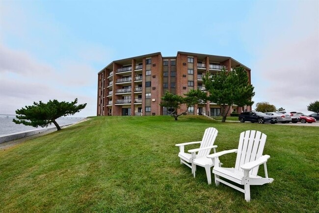1302 Capella S in Newport, RI - Building Photo - Building Photo