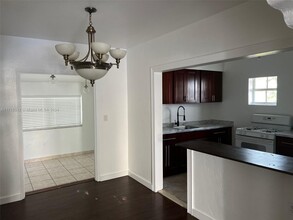 7928 Byron Ave in Miami Beach, FL - Building Photo - Building Photo