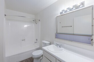Gramercy Apartments in San Diego, CA - Building Photo - Interior Photo
