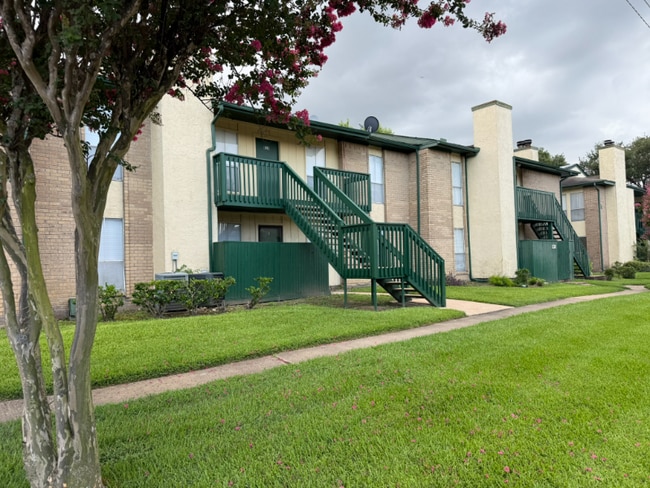 property at 1516 Bay Area Blvd