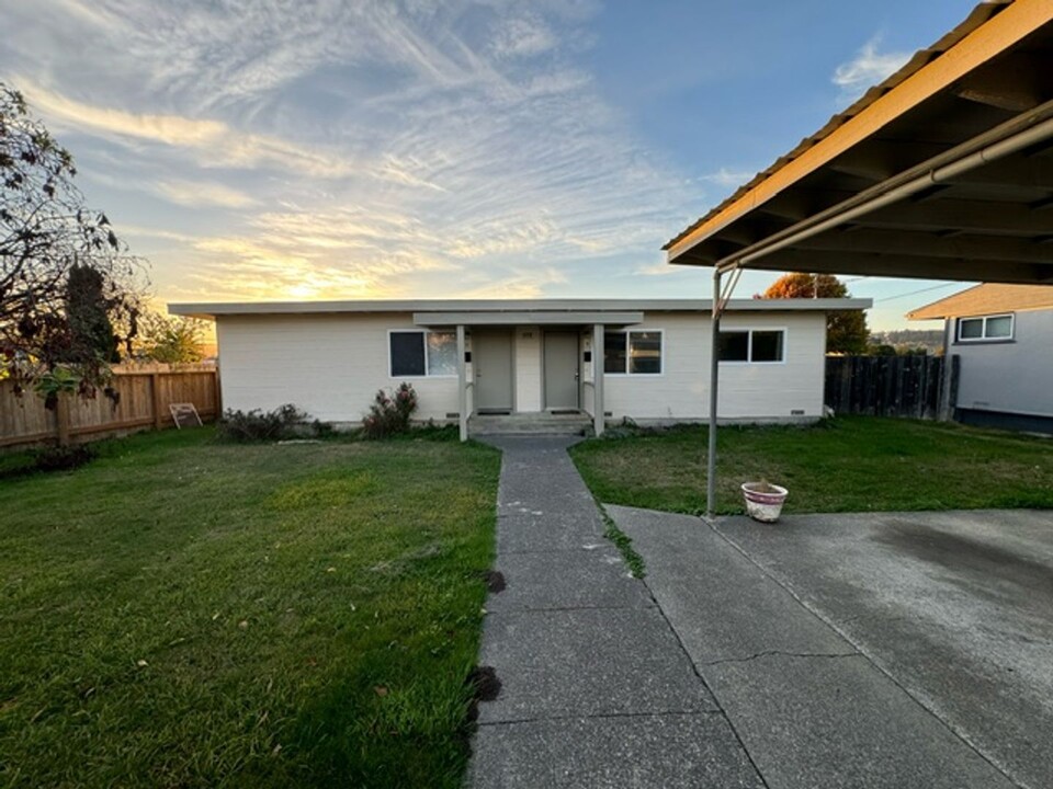 310 Orchard Ln-Unit -unit B in Fortuna, CA - Building Photo