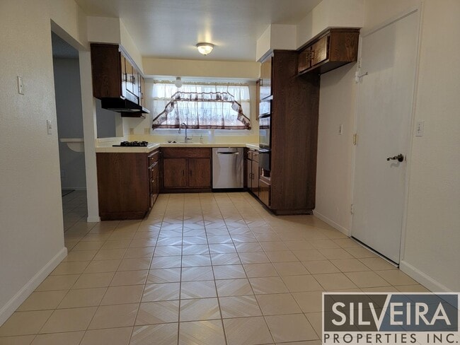 1021 N College Dr in Santa Maria, CA - Foto de edificio - Building Photo