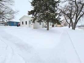 29 7th St NE in Watertown, SD - Building Photo