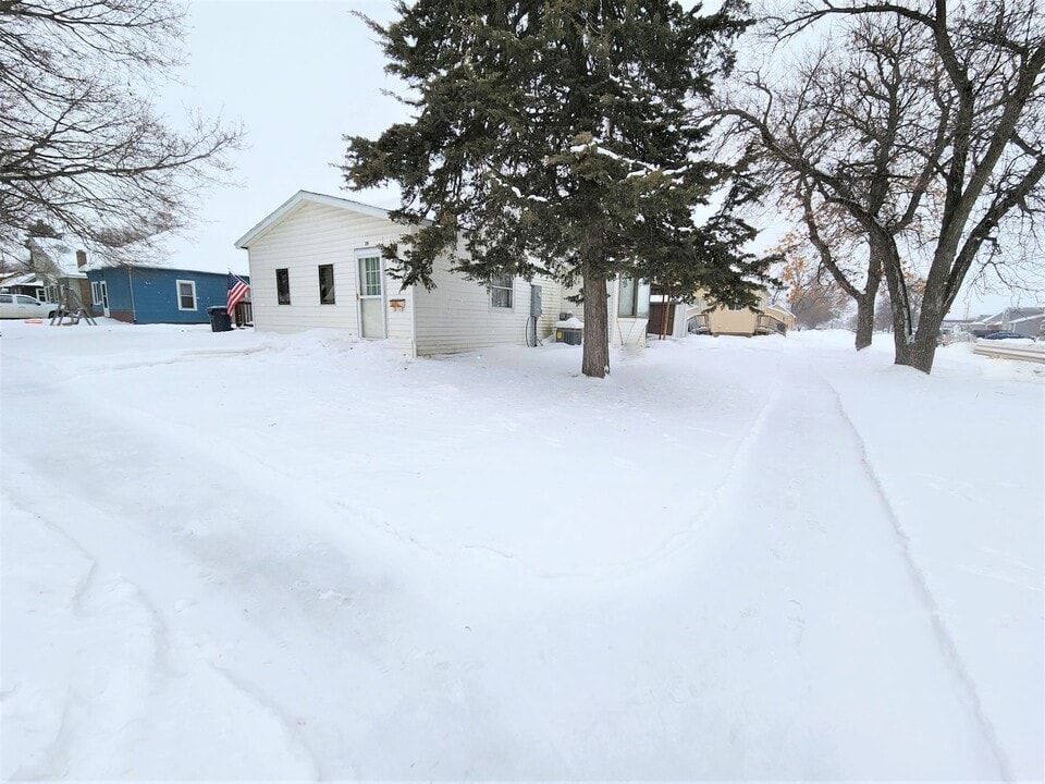 29 7th St NE in Watertown, SD - Building Photo