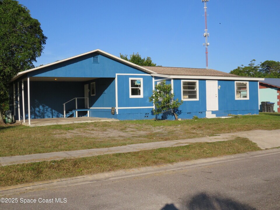 1690 Elizabeth Ave in Titusville, FL - Building Photo