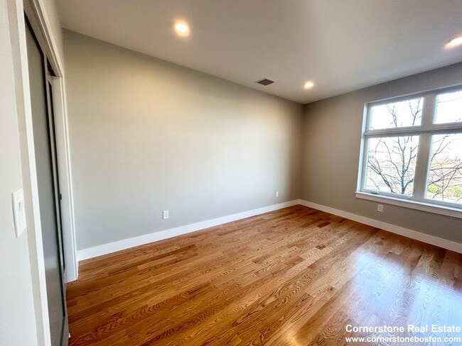 16 Baker Ct, Unit 4 in Boston, MA - Foto de edificio - Building Photo