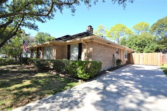 11010 Ella Lee Ln in Houston, TX - Building Photo - Building Photo