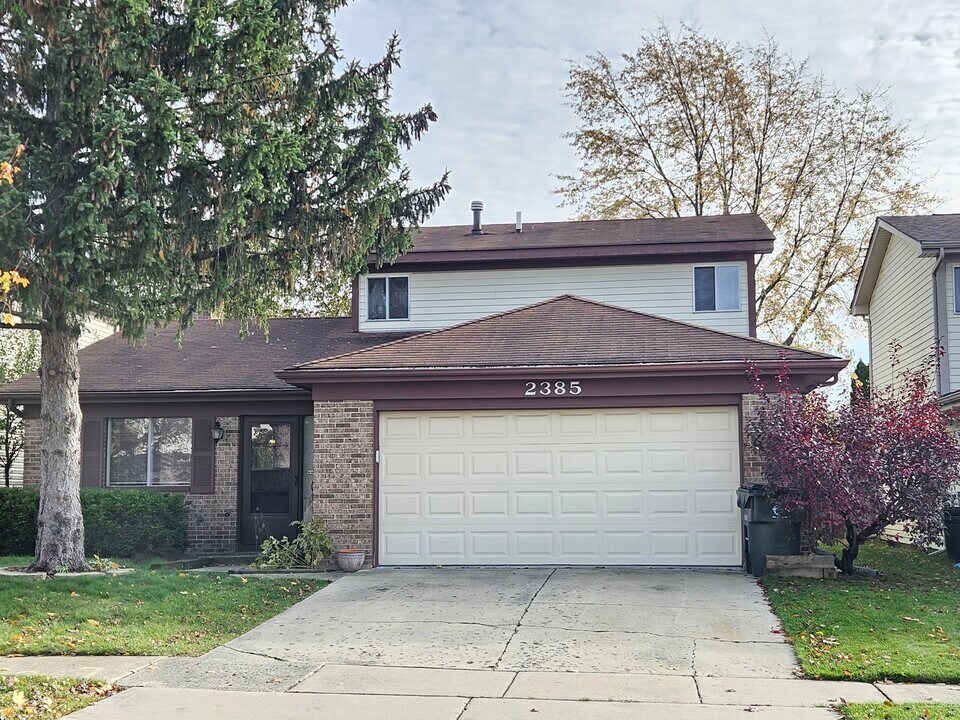 2385 Goldfinch St in Woodridge, IL - Building Photo