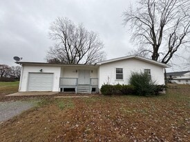5770 Metropolis Lake Rd in West Paducah, KY - Building Photo