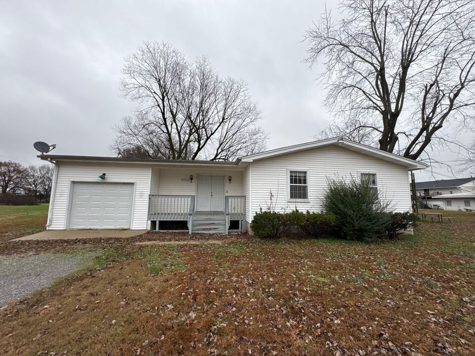 5770 Metropolis Lake Rd in West Paducah, KY - Building Photo