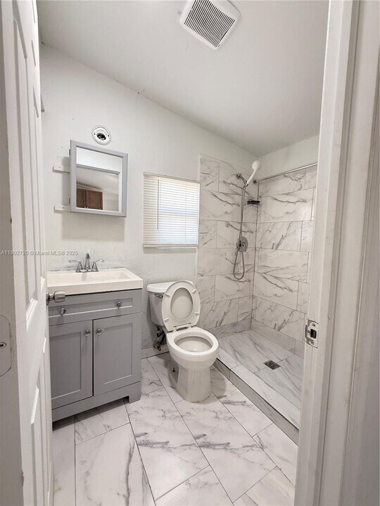 2460 NW 61st St in Miami, FL - Building Photo