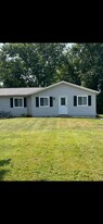 185 Meadows Dr in Painesville, OH - Building Photo