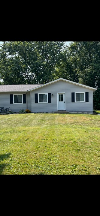 185 Meadows Dr in Painesville, OH - Building Photo