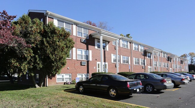 Bellevue Court Apartments in Penndel, PA - Building Photo - Building Photo