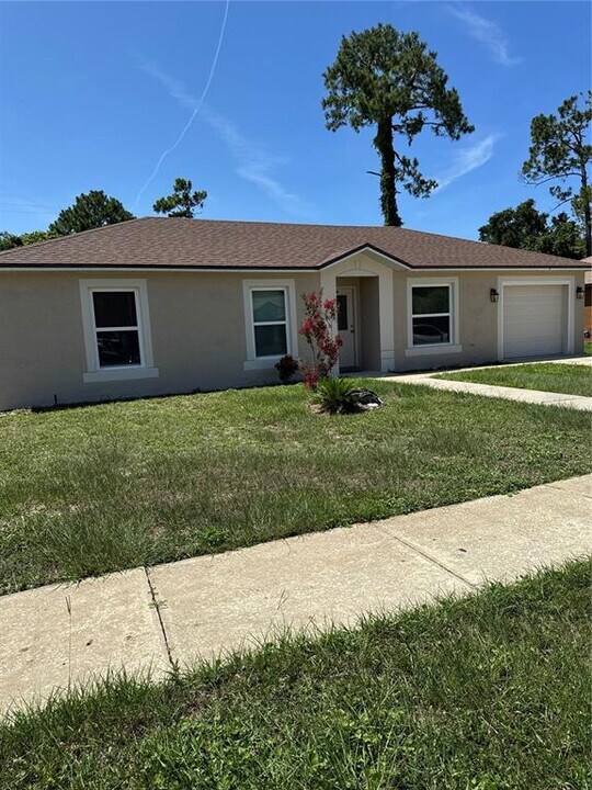 18 Starling Dr in Daytona Beach, FL - Building Photo