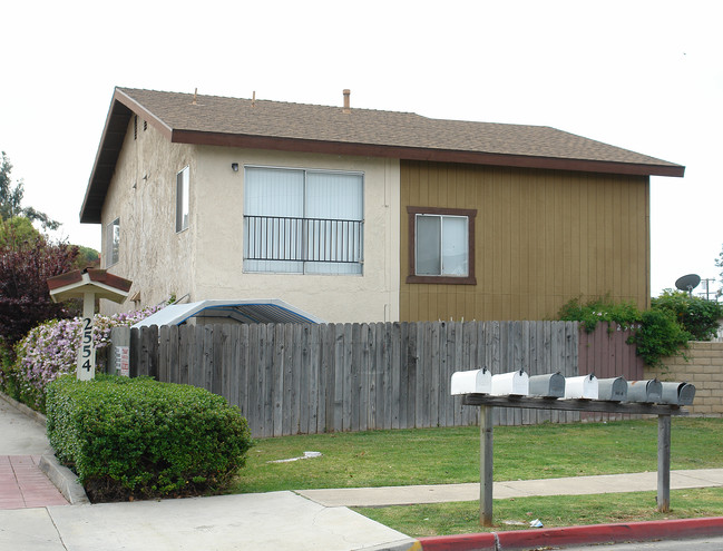 2548 Orange Ave in Costa Mesa, CA - Foto de edificio - Building Photo