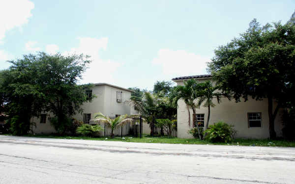 540-544 NE 62nd St in Miami, FL - Foto de edificio - Building Photo