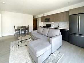 4506 Dockweiler St, Unit 304 in Los Angeles, CA - Building Photo - Building Photo