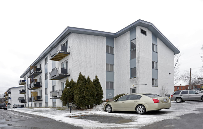 353-370 Mcarthur Av in Ottawa, ON - Building Photo - Building Photo