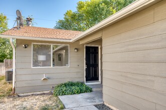 2032 Division Ave in Boise, ID - Foto de edificio - Building Photo