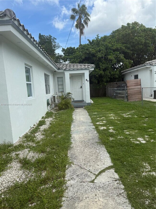27 NW 44th St in Miami, FL - Foto de edificio - Building Photo