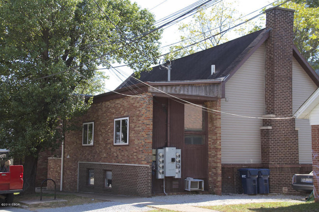 301 W Elm St in Carbondale, IL - Building Photo - Building Photo