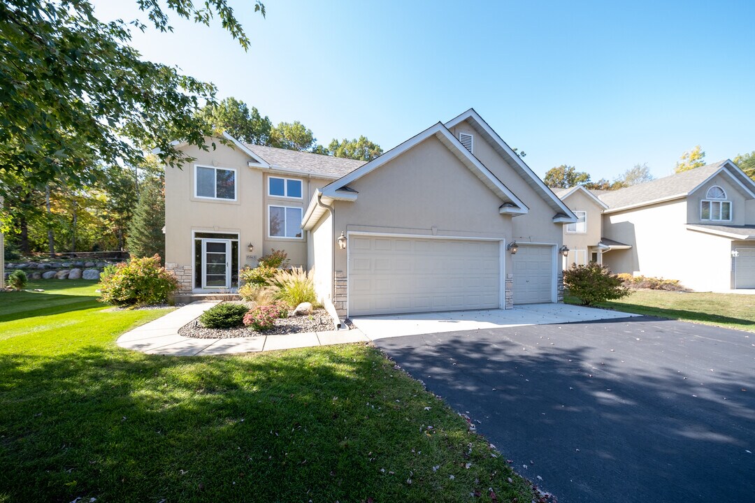 15863 Kendale Dr in Lakeville, MN - Building Photo