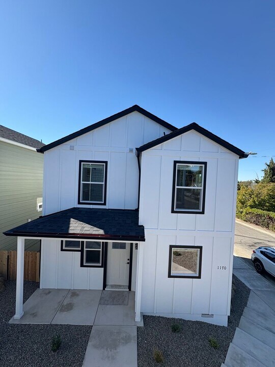 1170 Woodrow Ln in Medford, OR - Building Photo