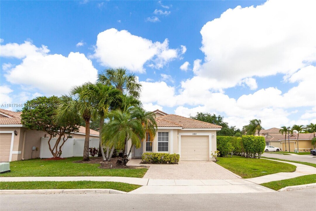 11811 SW 8th St in Pembroke Pines, FL - Building Photo