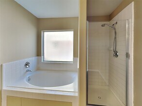 913 Almond St in Baytown, TX - Foto de edificio - Building Photo