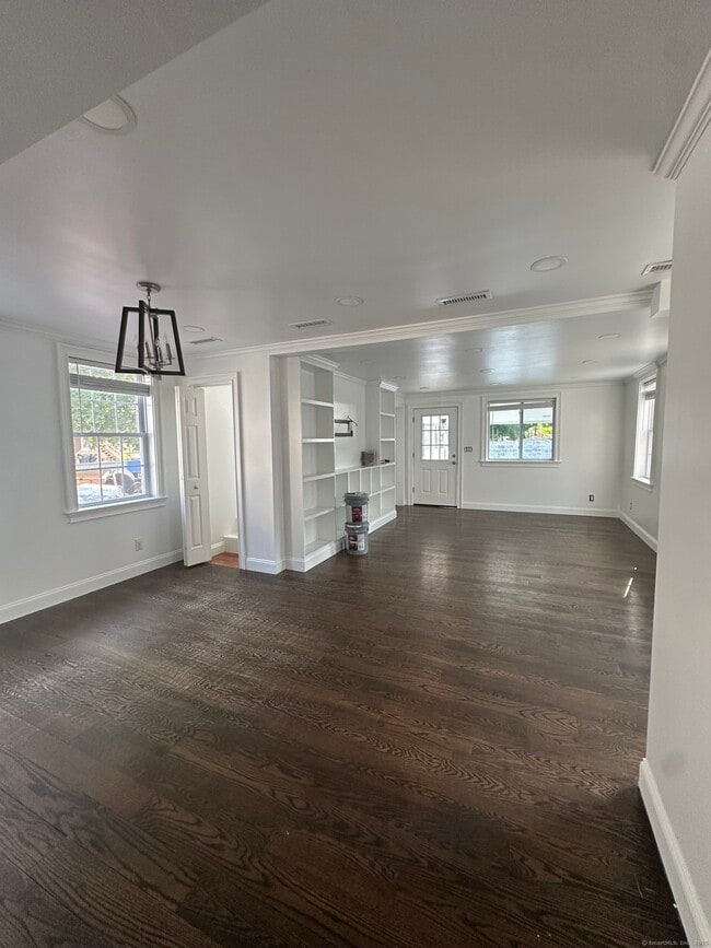 8 Barnum Ct in Danbury, CT - Building Photo - Building Photo