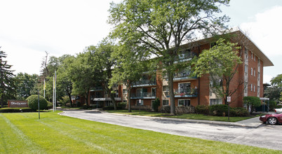 Shalamar East Apartments in Arlington Heights, IL - Building Photo - Building Photo