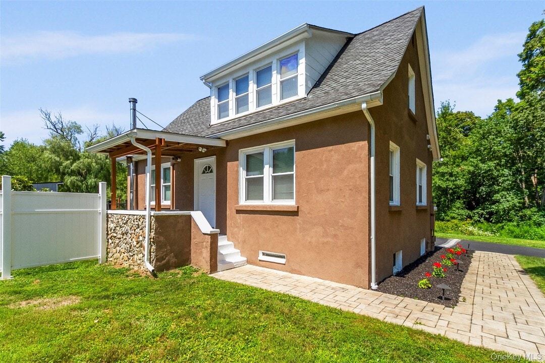 141 Dixon Rd in Carmel, NY - Building Photo