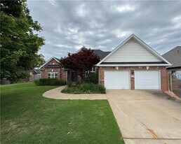 407 Lyndal Ln in Bentonville, AR - Building Photo