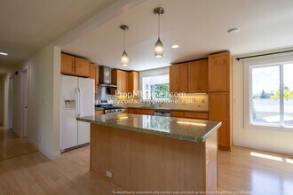 5615 SE Hillwood Cir in Milwaukie, OR - Building Photo - Building Photo