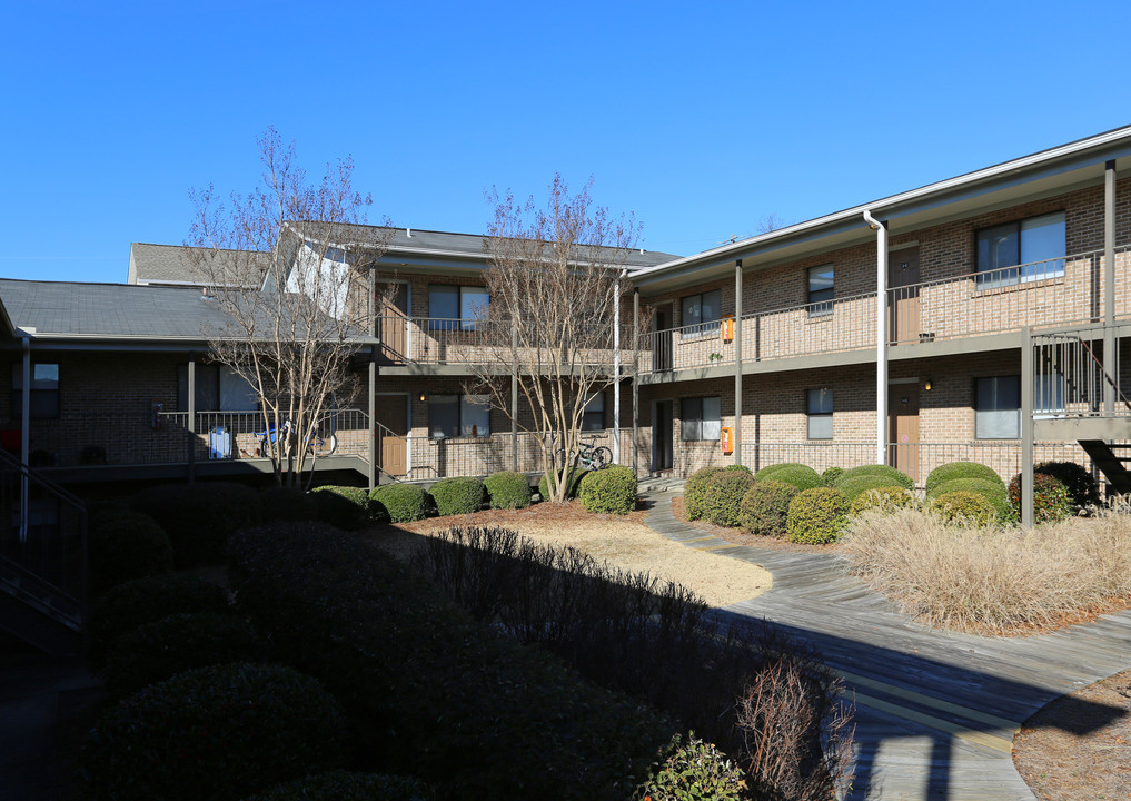 Center Court Apartments in Auburn, AL - Building Photo