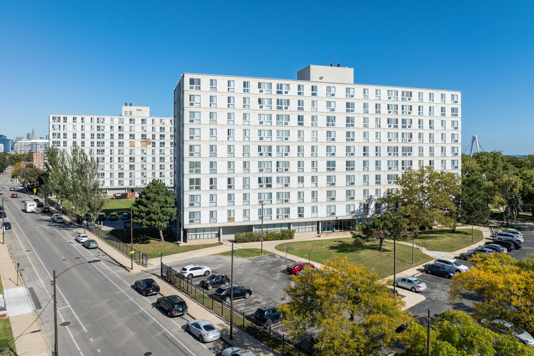 Lake Grove Village in Chicago, IL - Building Photo